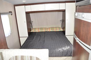 La cama fija no permite la ventana delantera