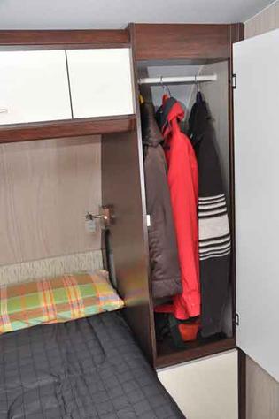 La cama delantera está flanqueada por sendos armarios como este